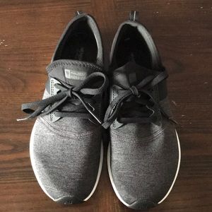 Women’s New Balance tennis shoes